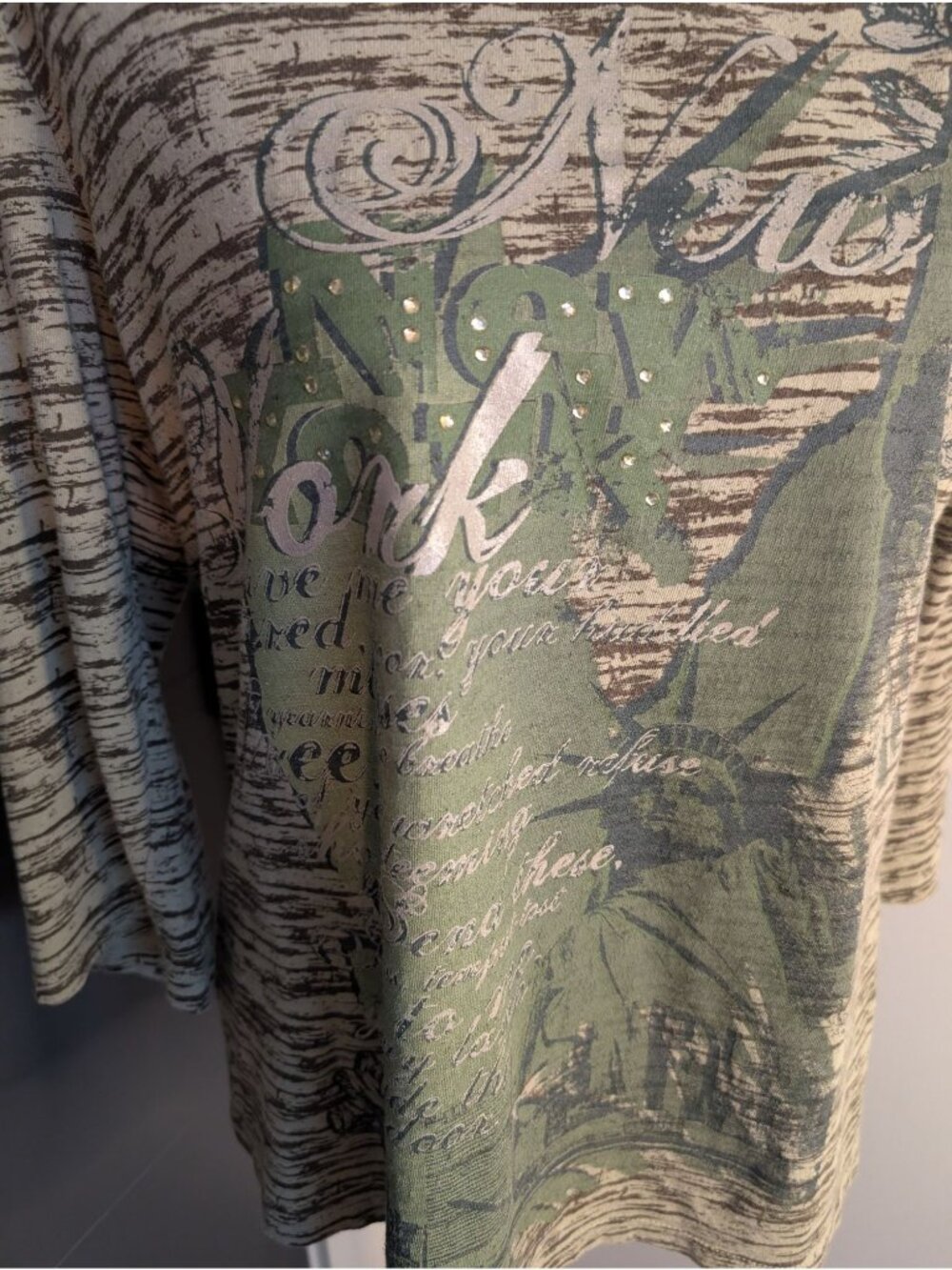Gloria Vanderbilt Beige & Green NYC Graphic Top With Statue Of Liberty Print - L - Picture 2 of 4